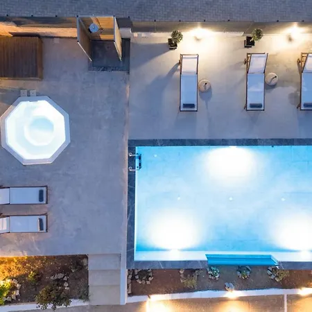 Queen's Gem Luxury - Heated Jacuzzi & Pool Villa Hersónissos