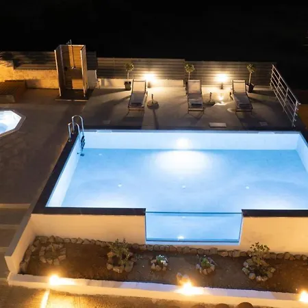Queen's Gem Luxury - Heated Jacuzzi & Pool Villa Hersónissos