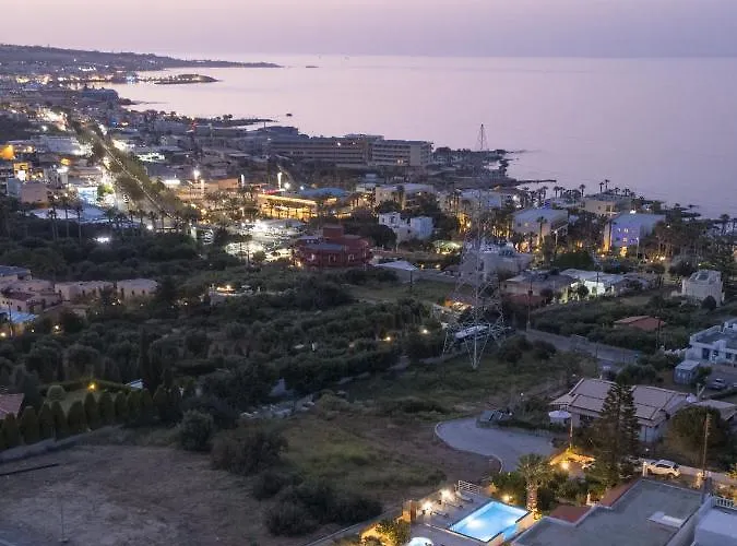 Queen's Gem Luxury - Heated Jacuzzi & Pool