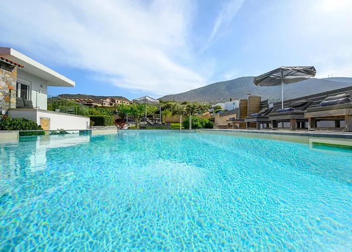 Queen's Gem Luxury - Heated Jacuzzi & Pool Vila